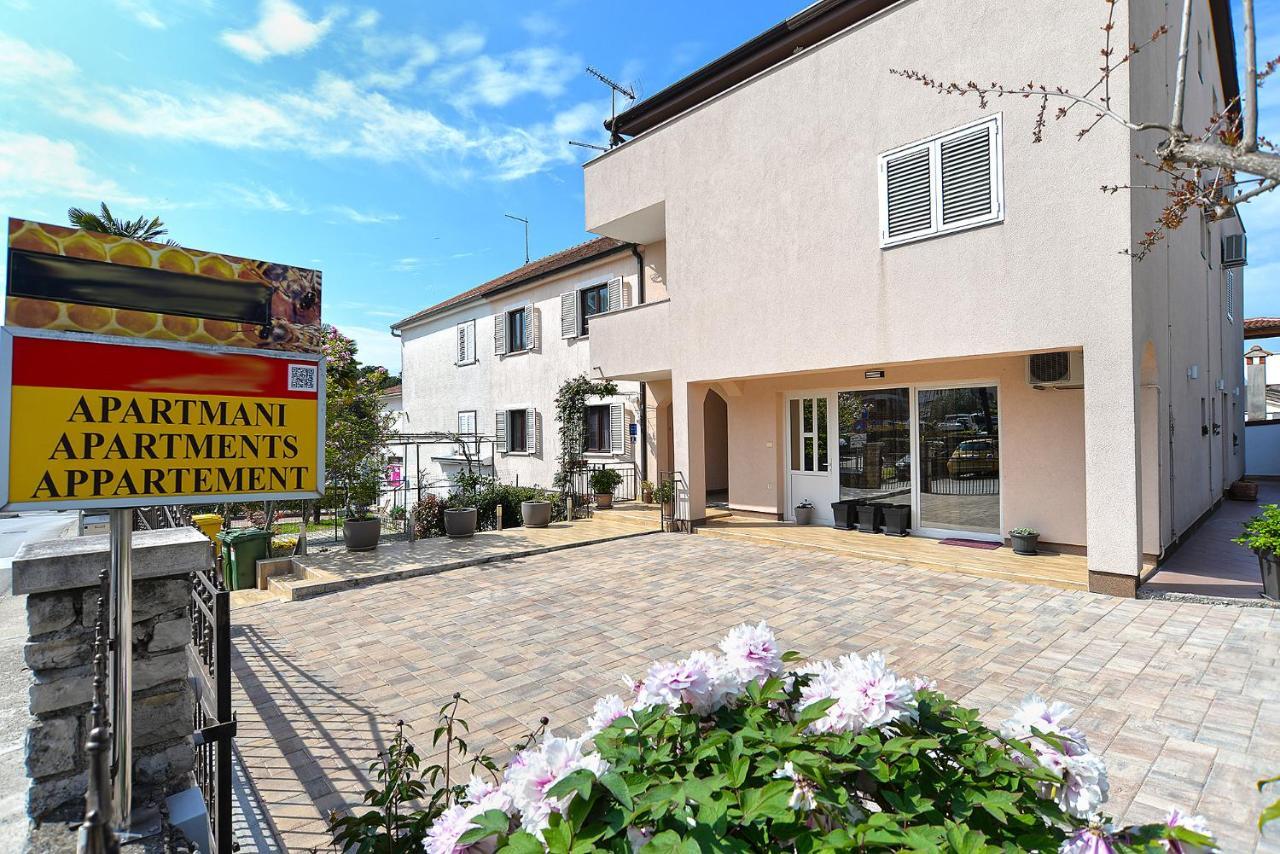 Apartments Milka 2074 Porec Exterior photo
