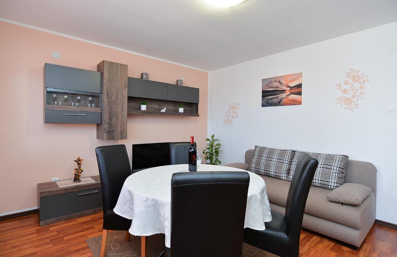 Apartments Milka 2074 Porec Exterior photo