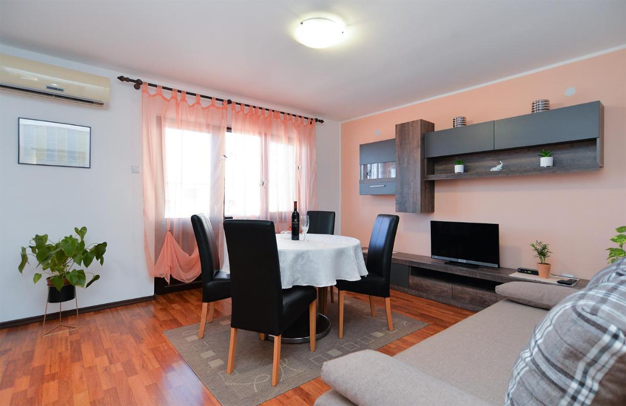 Apartments Milka 2074 Porec Exterior photo