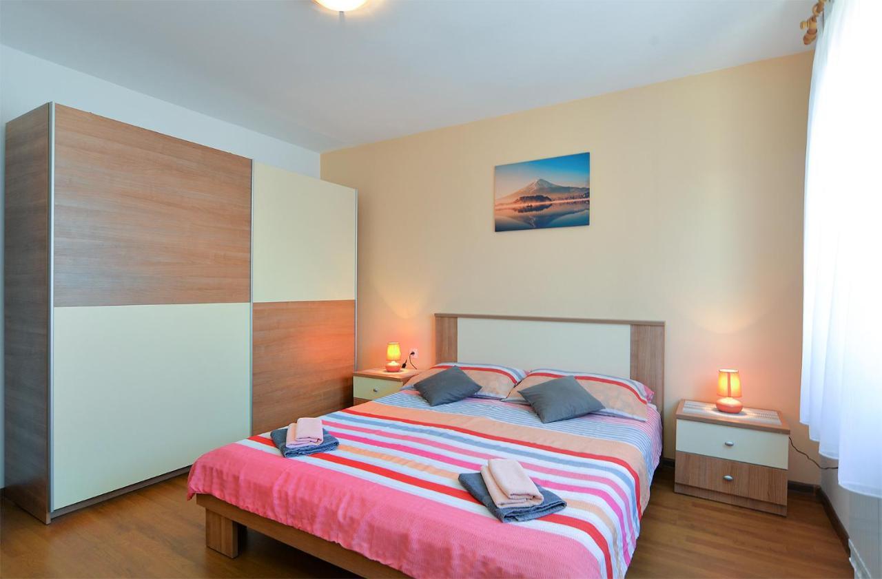 Apartments Milka 2074 Porec Exterior photo