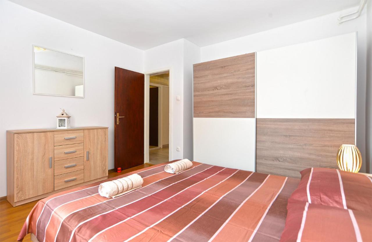 Apartments Milka 2074 Porec Exterior photo