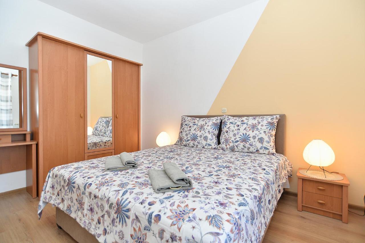 Apartments Milka 2074 Porec Exterior photo