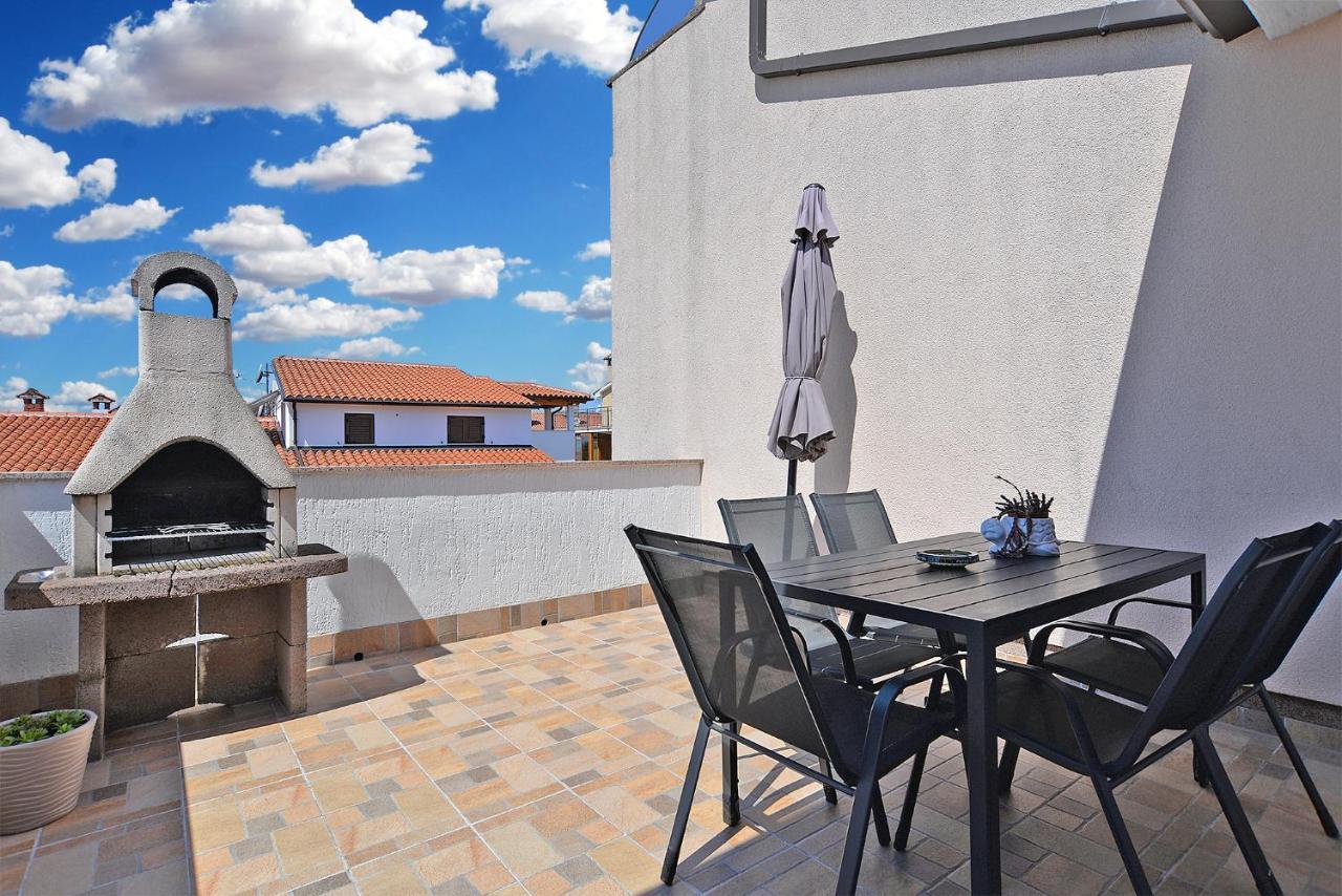 Apartments Milka 2074 Porec Exterior photo