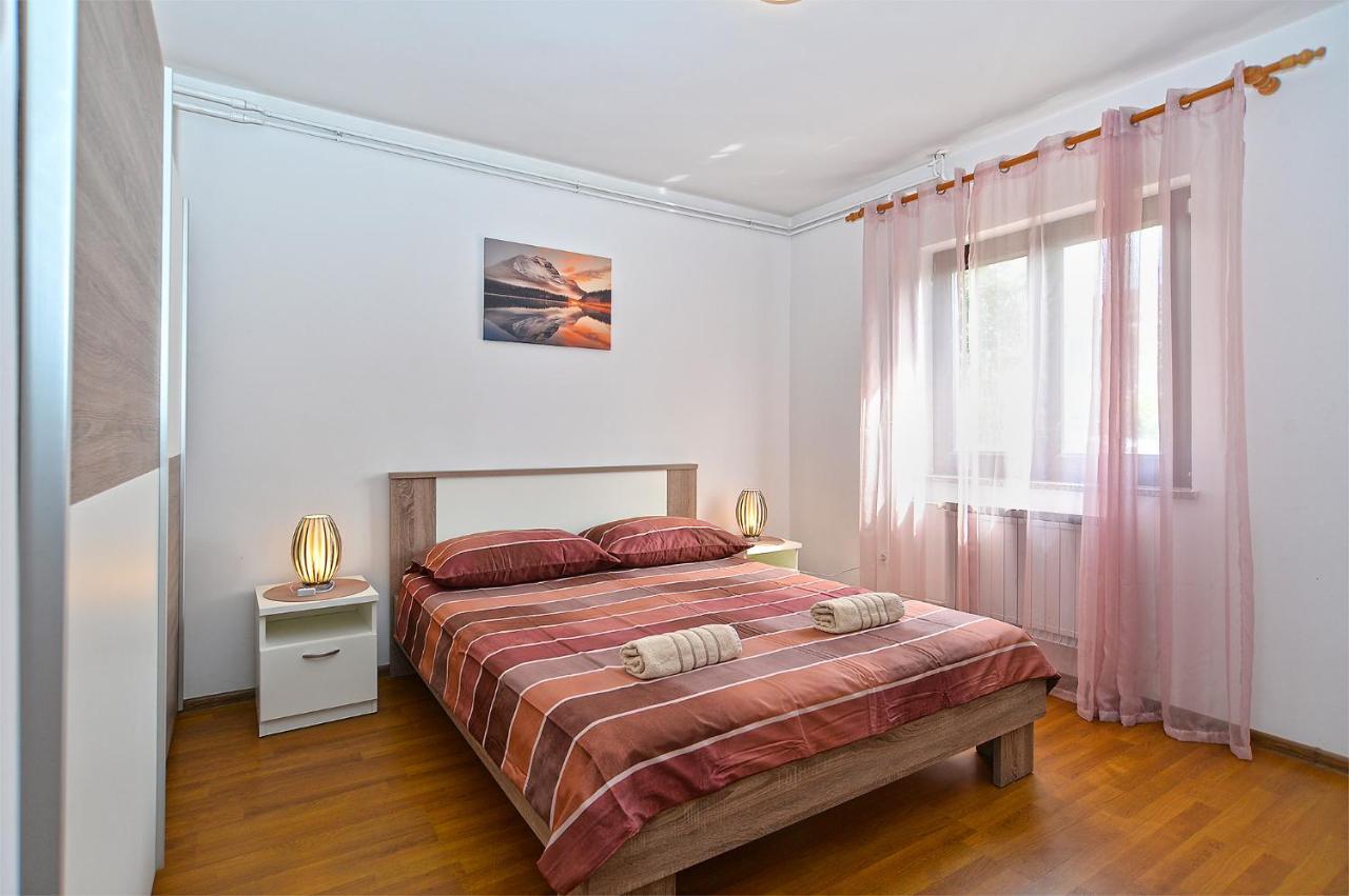 Apartments Milka 2074 Porec Exterior photo