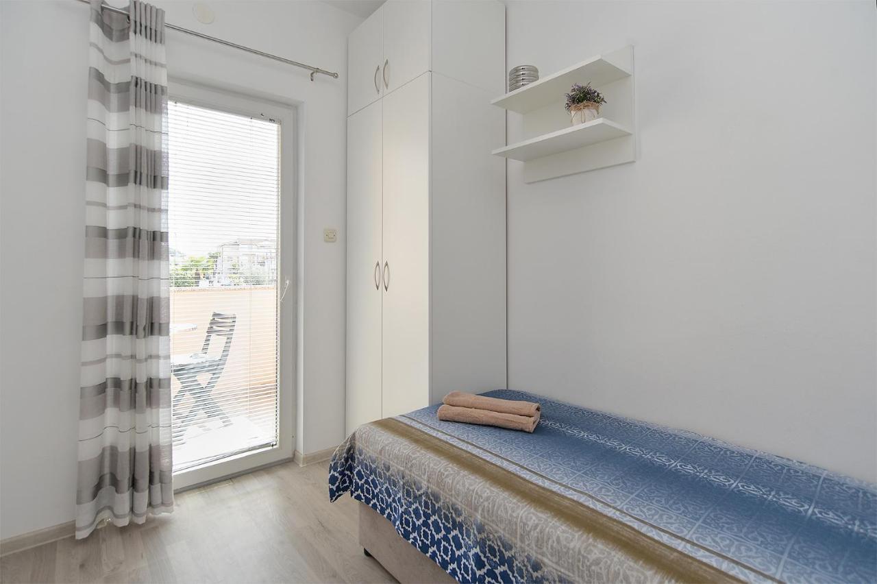 Apartments Milka 2074 Porec Exterior photo