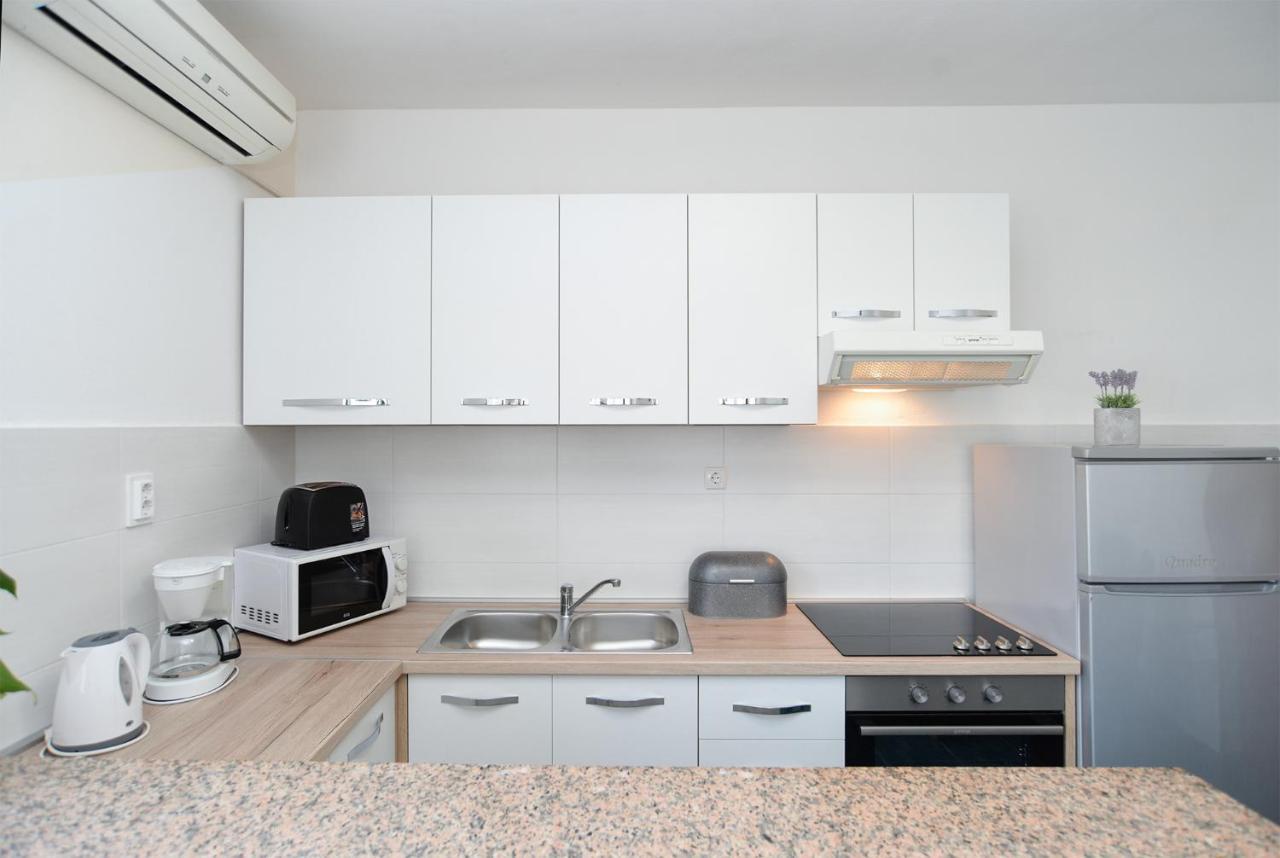 Apartments Milka 2074 Porec Exterior photo