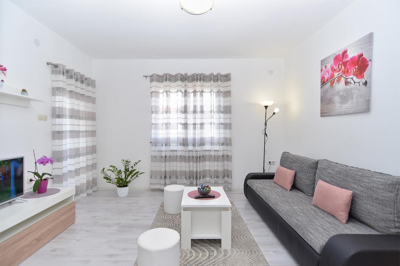 Apartments Milka 2074 Porec Exterior photo