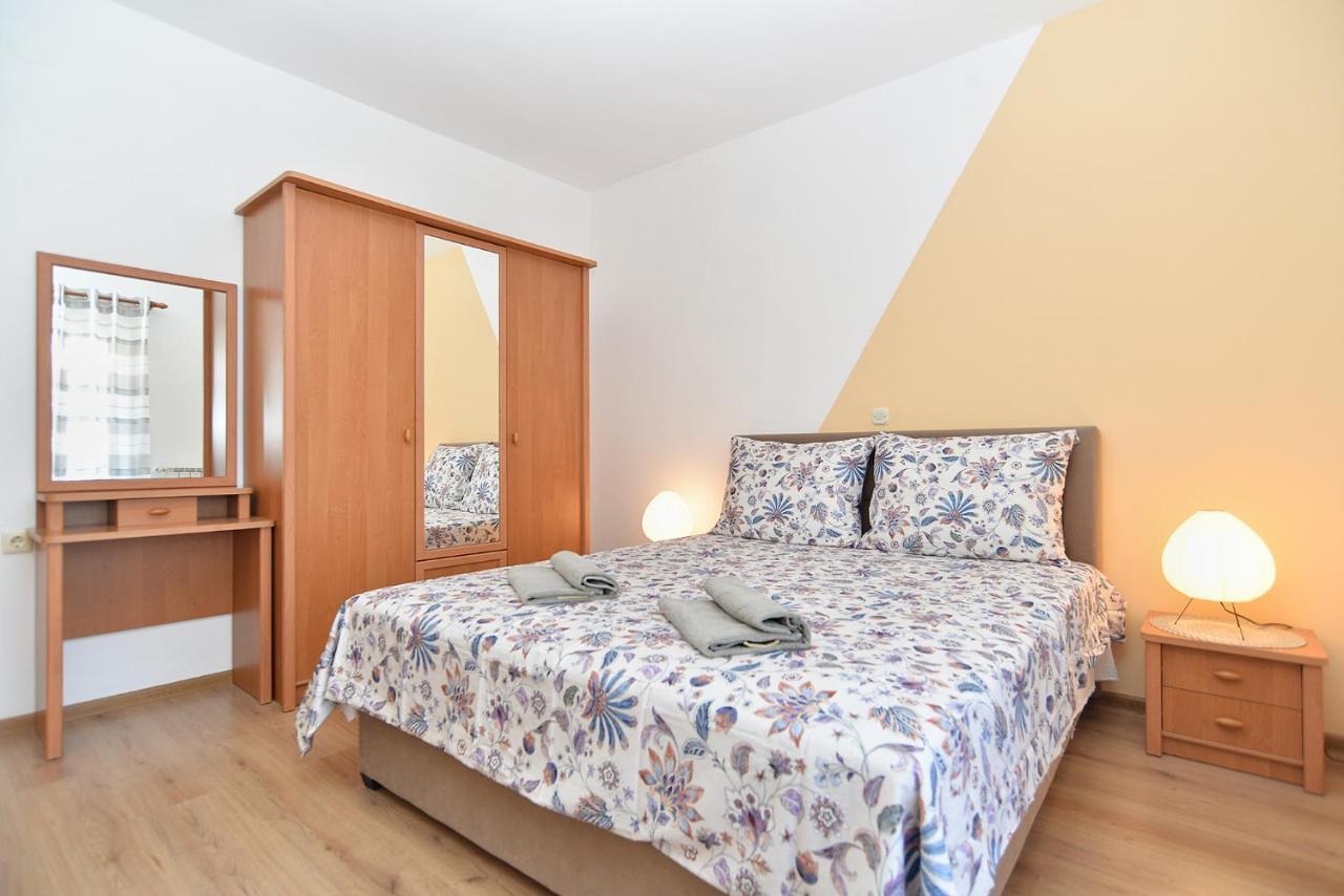 Apartments Milka 2074 Porec Exterior photo