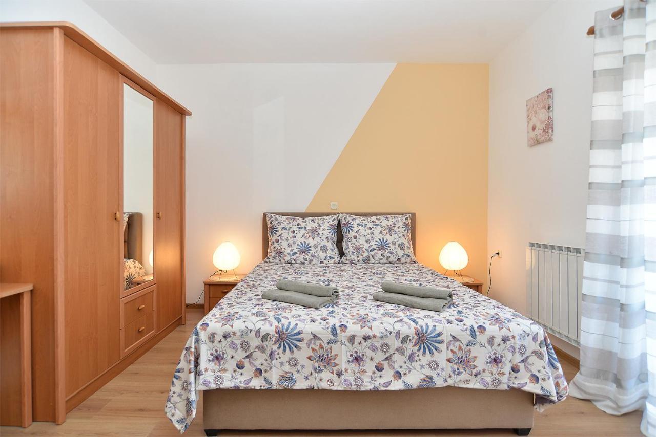 Apartments Milka 2074 Porec Exterior photo